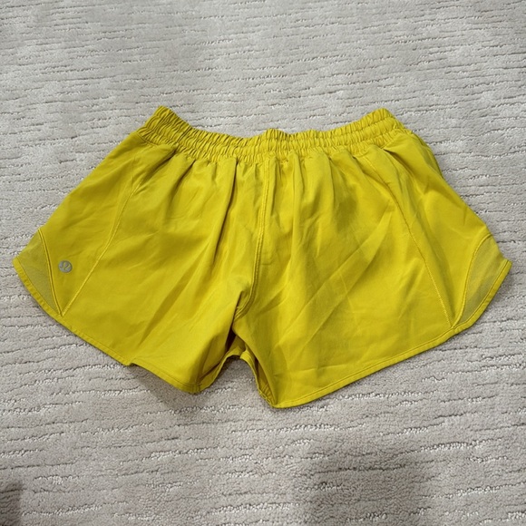 Lululemon Hotty Hot 2.5” Short - Picture 2 of 2